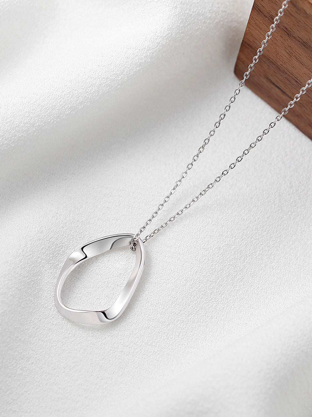 Twist Design Necklace — Sterling Silver | SENLORE