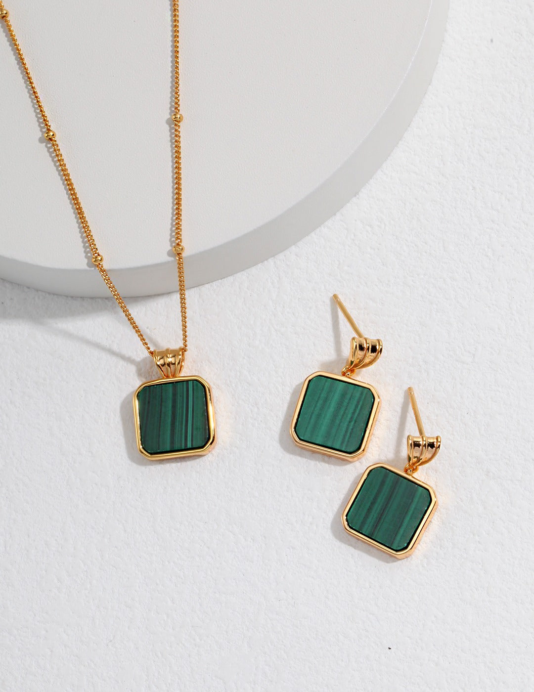 SENLORE Malachite Necklace – Detail Close-up