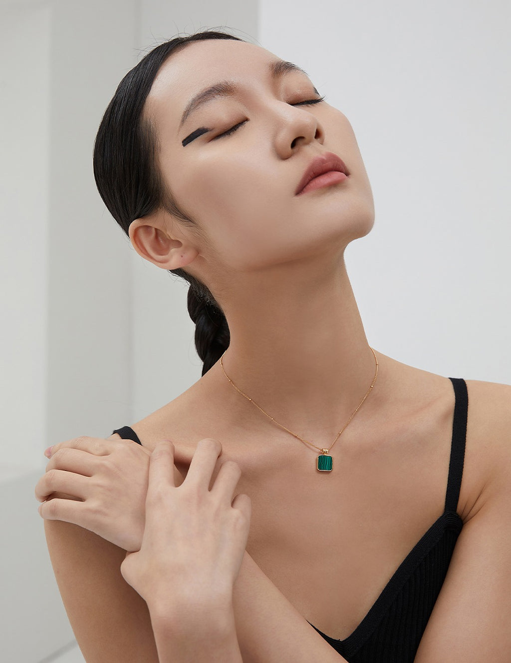 SENLORE Malachite Necklace – Lifestyle Shot