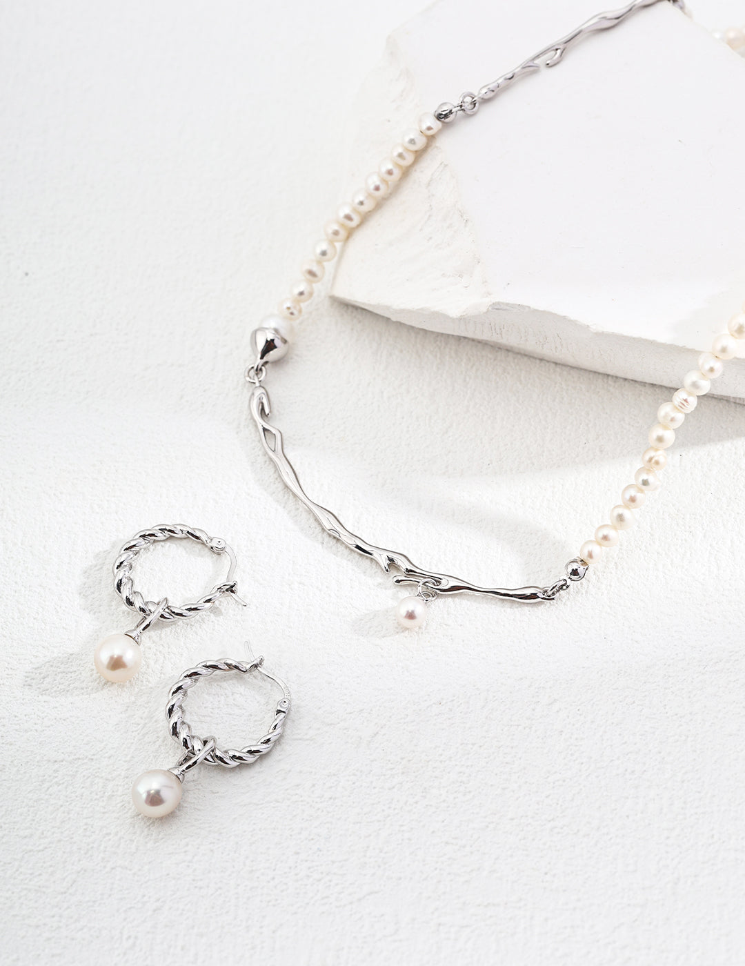 SENLORE Mixed Style Pearl Necklace – Front View