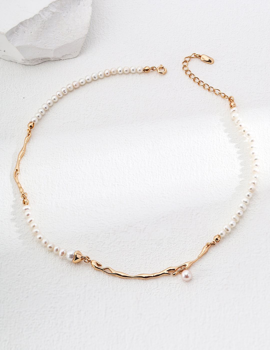 SENLORE Mixed Style Pearl Necklace – Detail Close-up
