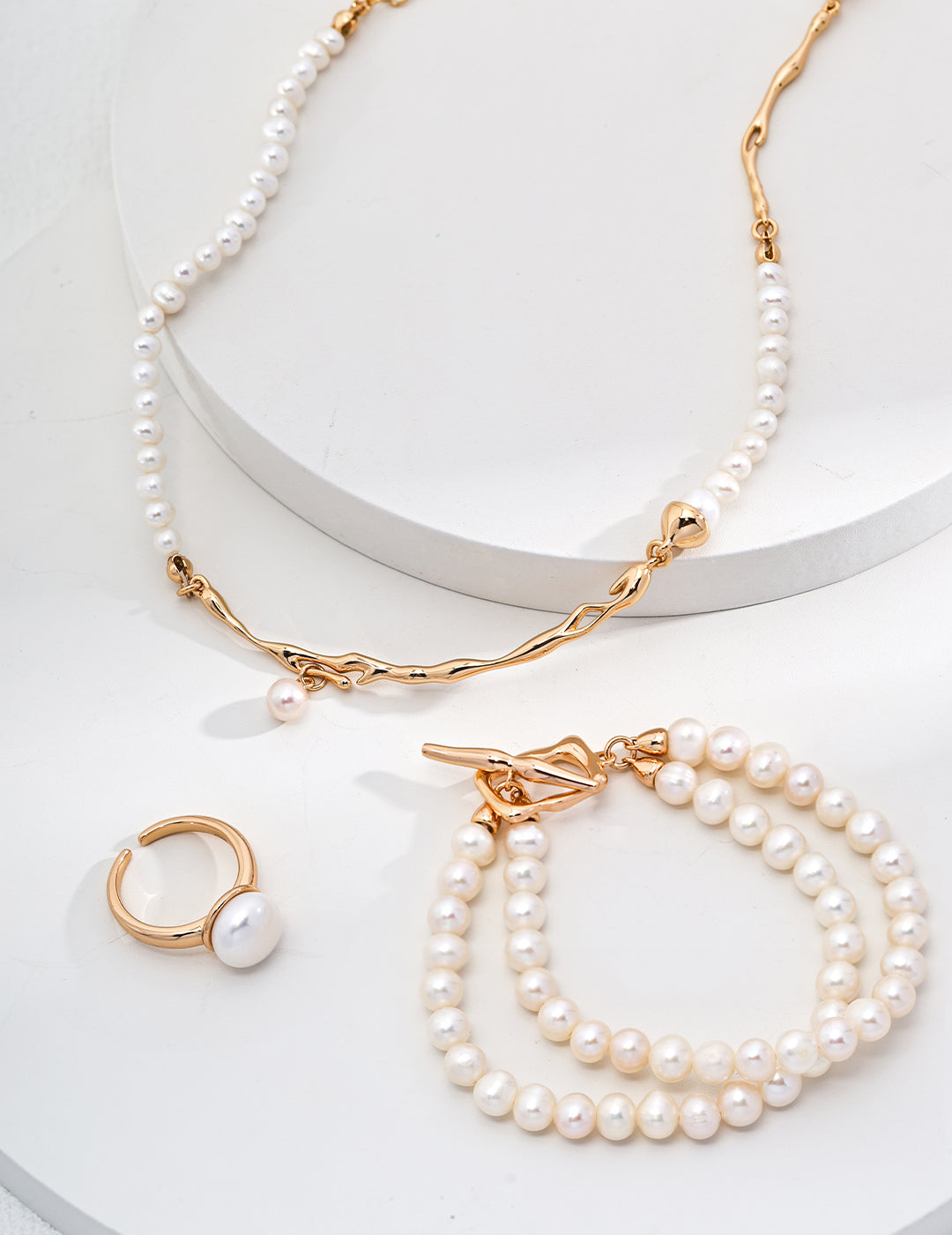 SENLORE Mixed Style Pearl Necklace – Lifestyle Shot