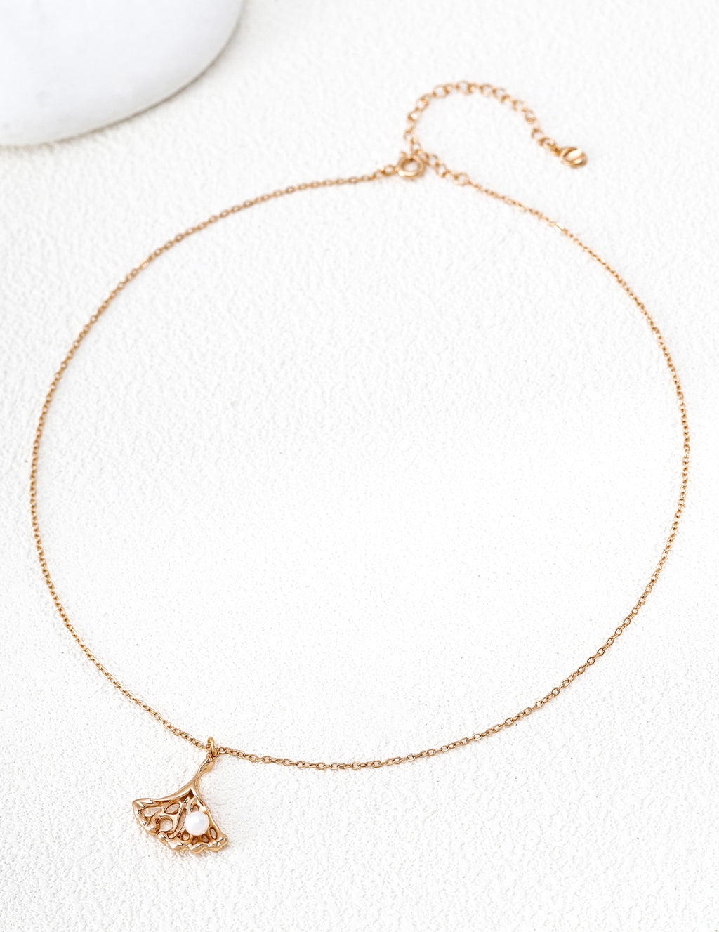 SENLORE Minimalist Vintage Pearl Necklace – Front View