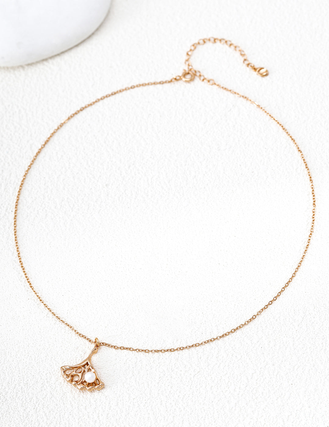 SENLORE Minimalist Vintage Pearl Necklace – Front View