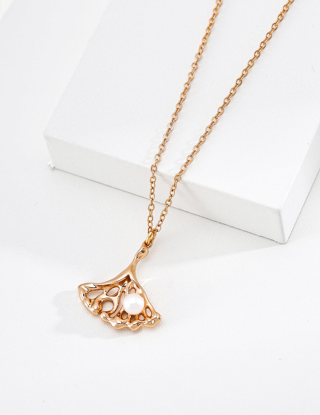 SENLORE Minimalist Vintage Pearl Necklace – Detail Close-up