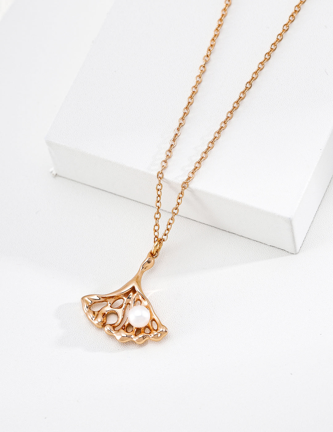 SENLORE Minimalist Vintage Pearl Necklace – Detail Close-up