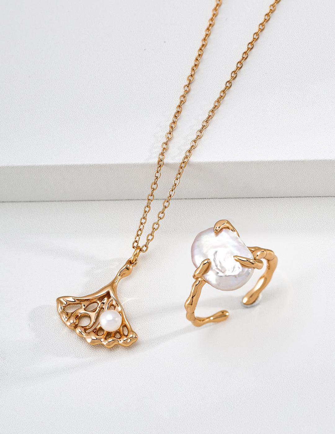 SENLORE Minimalist Vintage Pearl Necklace – Side View