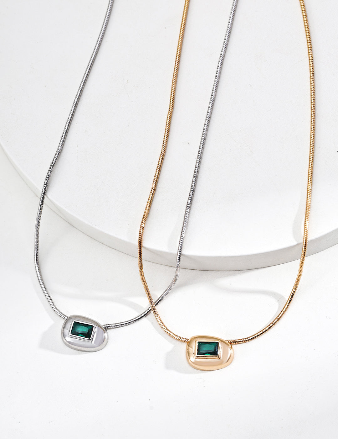 SENLORE Fashion Minimalist Zircon Necklace – Lifestyle Shot