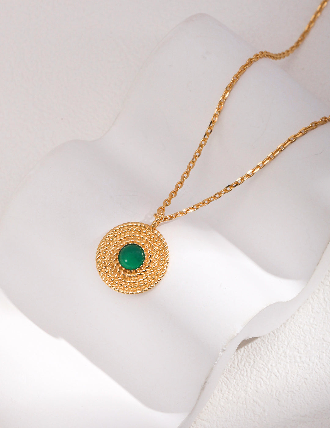 SENLORE Green Agate Necklace – Lifestyle Shot