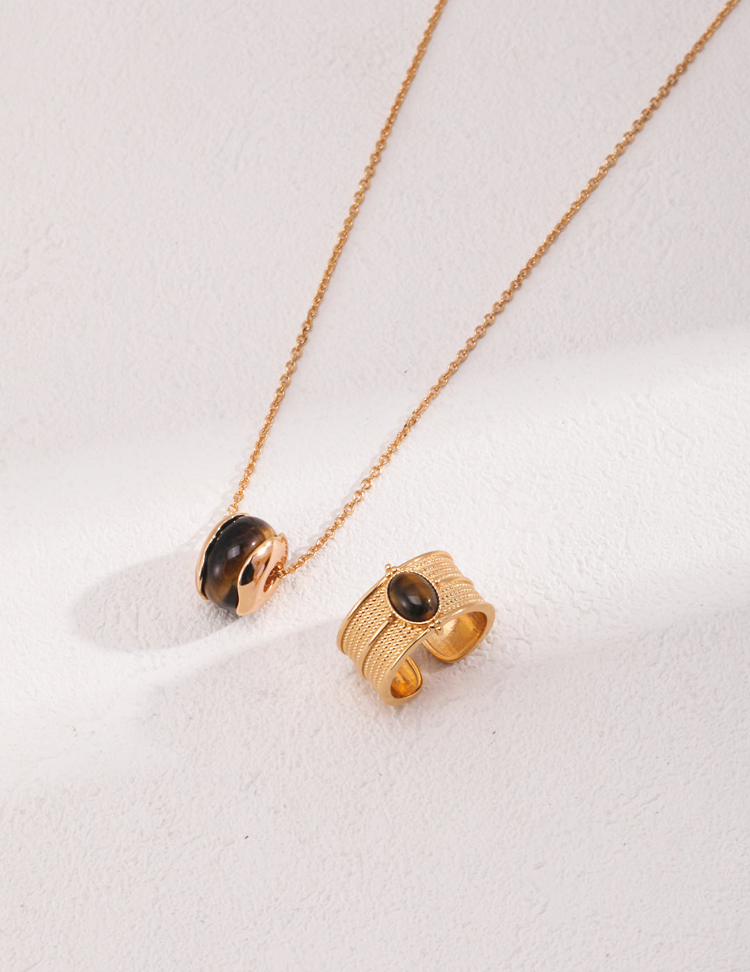 SENLORE Sterling Silver Tiger's Eye Necklace – Lifestyle Shot