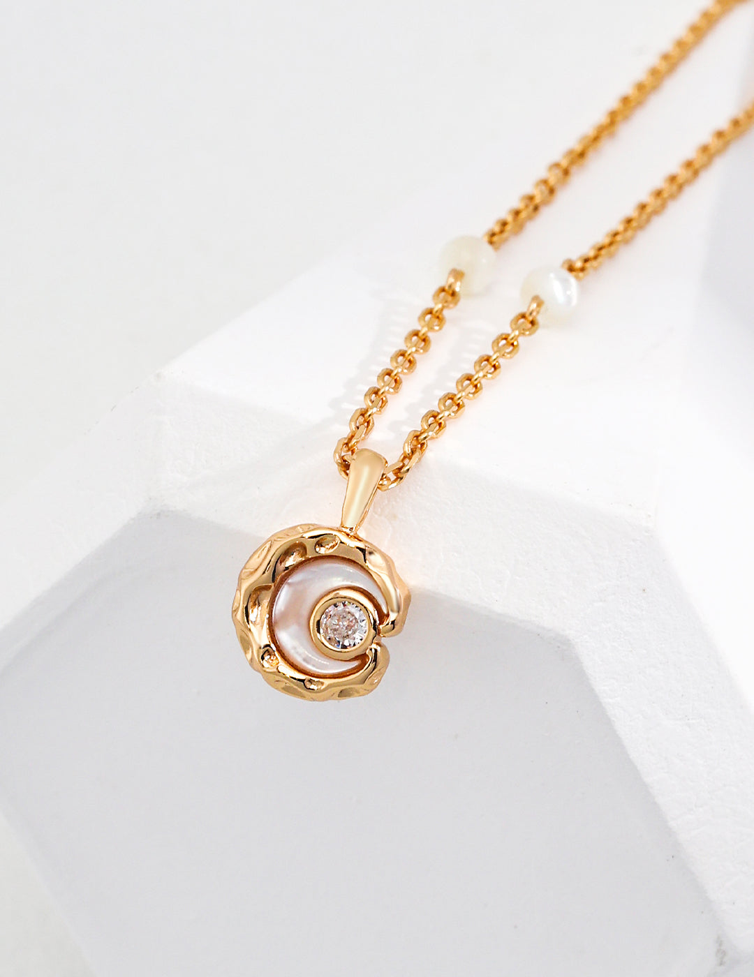 SENLORE Elegant Sterling Silver Necklace – Detail Close-up