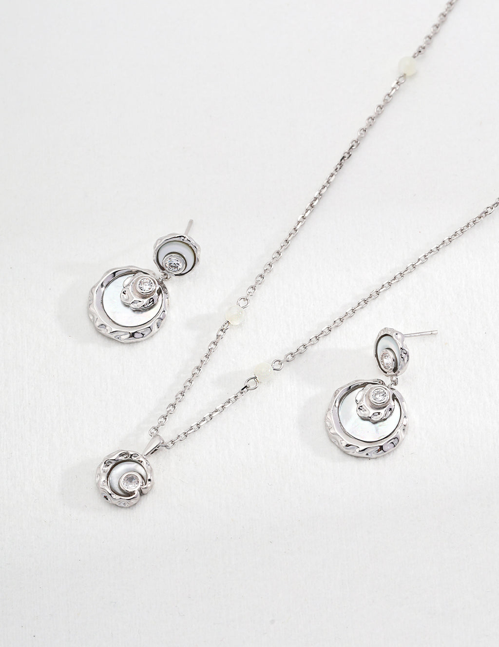 SENLORE Elegant Sterling Silver Necklace – Lifestyle Shot