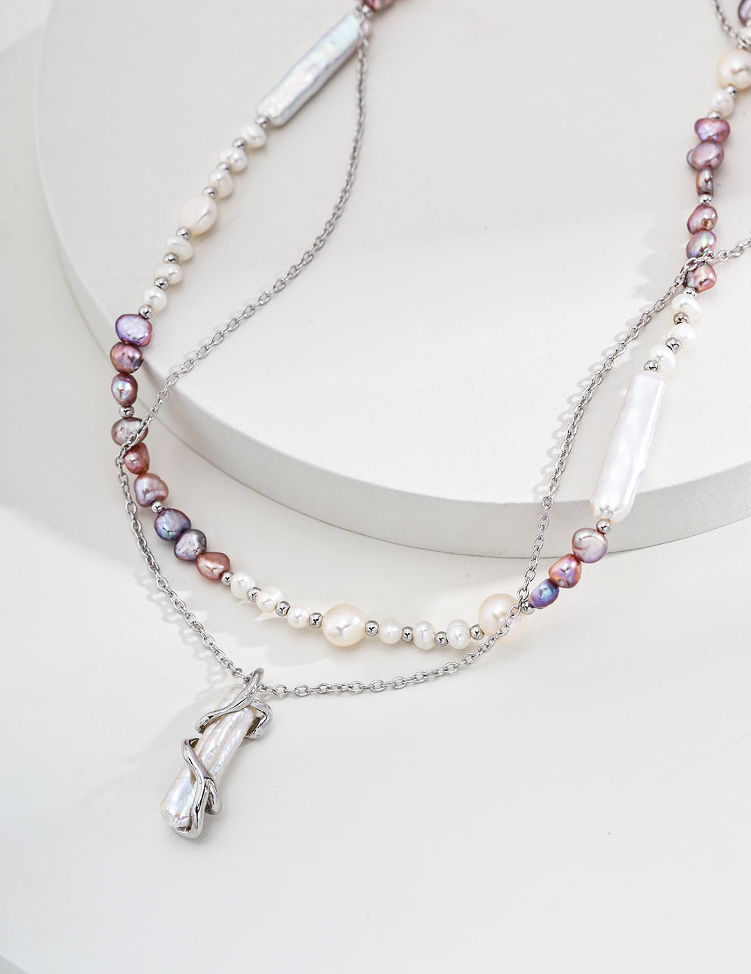 SENLORE Minimalist Natural Pearl Necklace – Lifestyle Shot