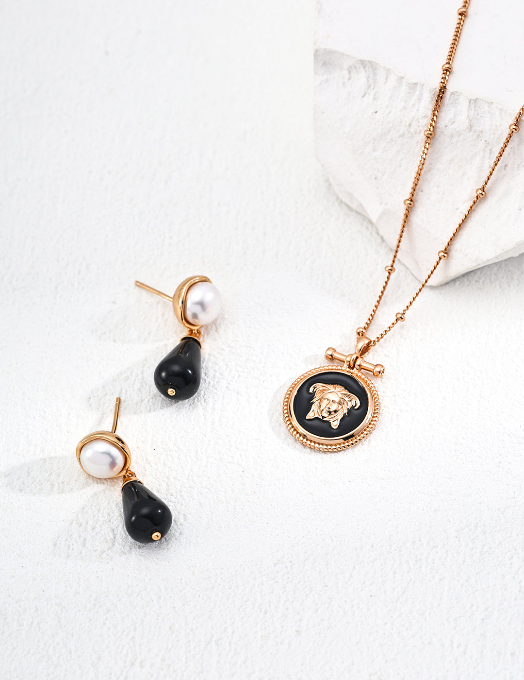 SENLORE Vintage Medusa Necklace – Front View