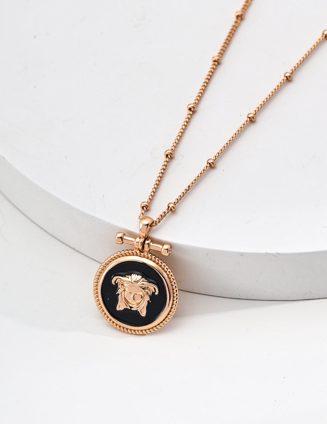 SENLORE Vintage Medusa Necklace – Detail Close-up