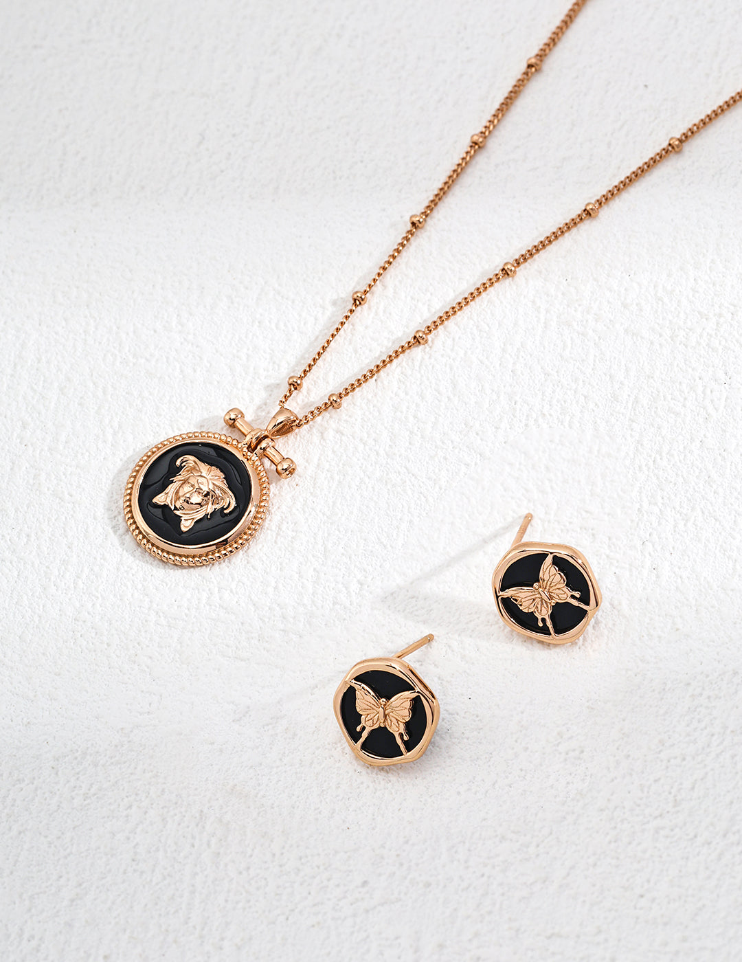 SENLORE Vintage Medusa Necklace – Lifestyle Shot