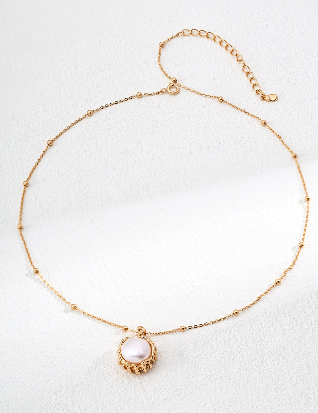 SENLORE Wood Grain Pearl Necklace – Detail Close-up
