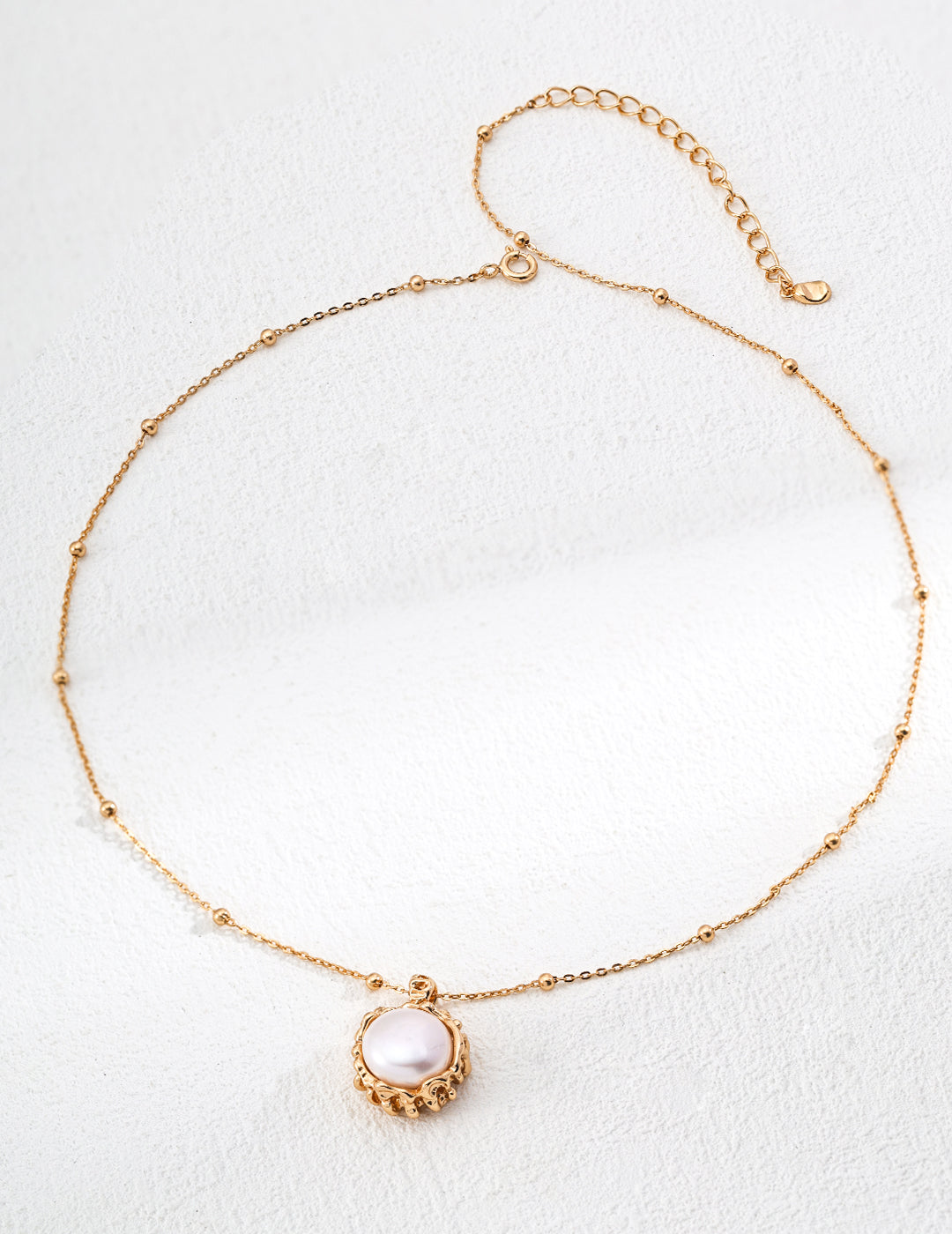 SENLORE Wood Grain Pearl Necklace – Detail Close-up
