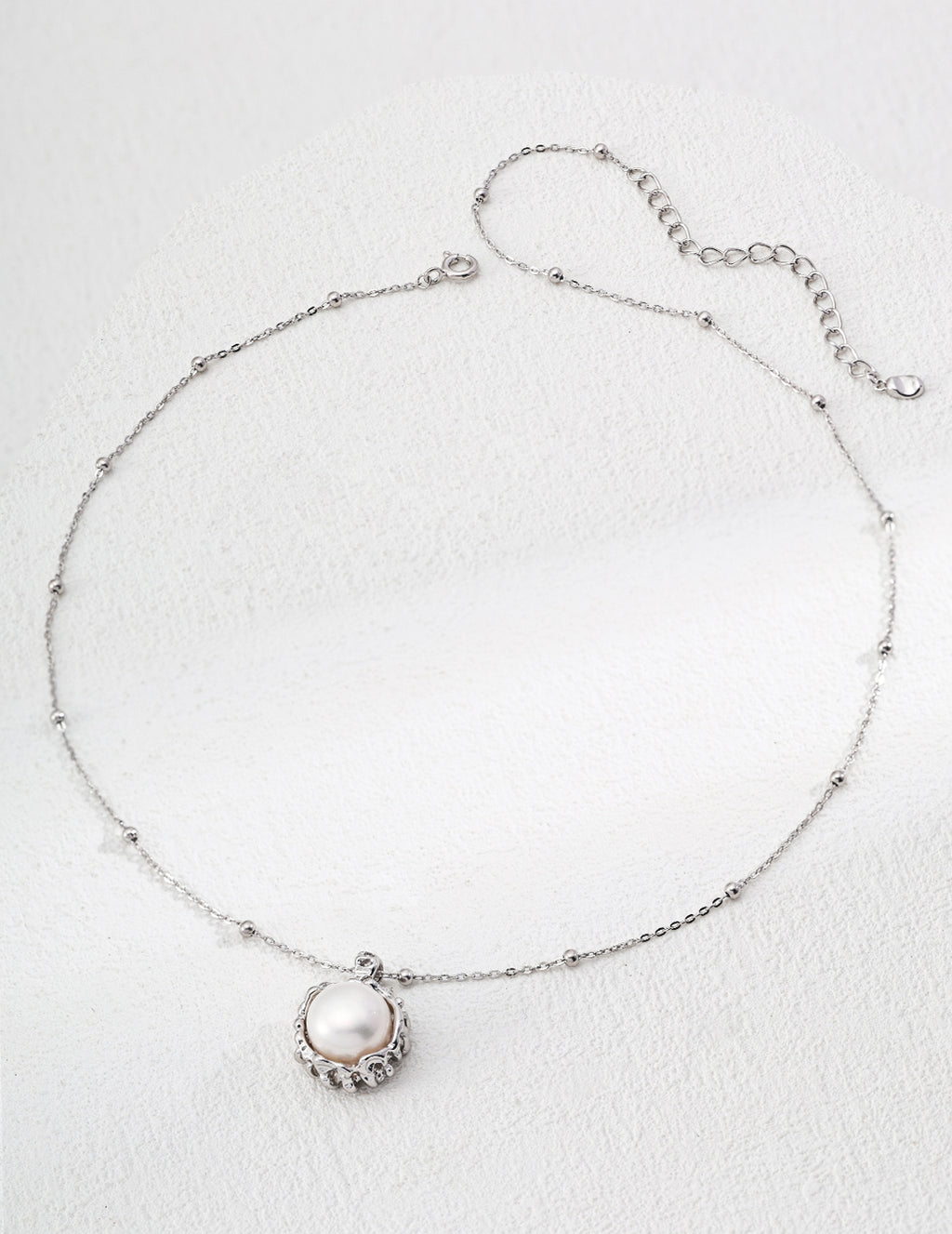 SENLORE Wood Grain Pearl Necklace – Side View
