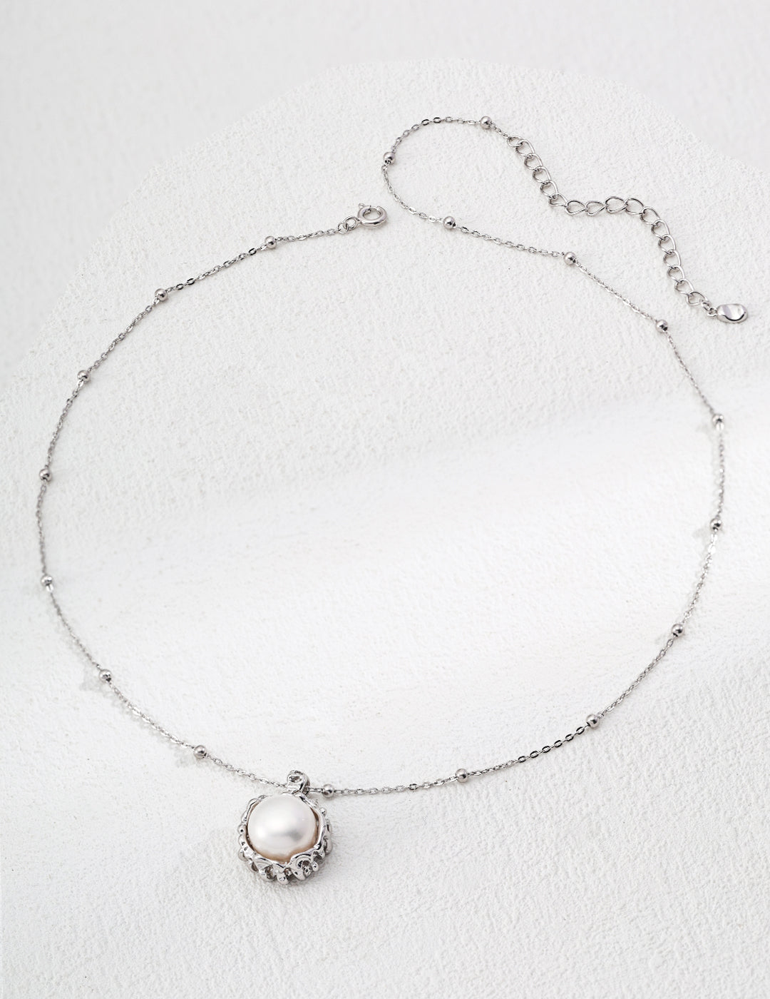 SENLORE Wood Grain Pearl Necklace – Side View