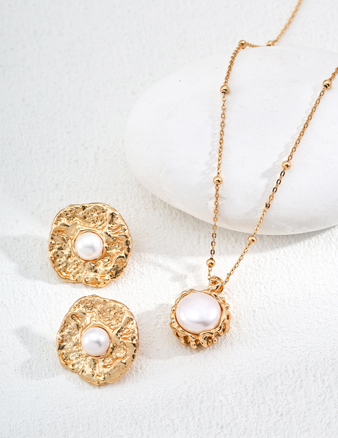 SENLORE Wood Grain Pearl Necklace – Lifestyle Shot