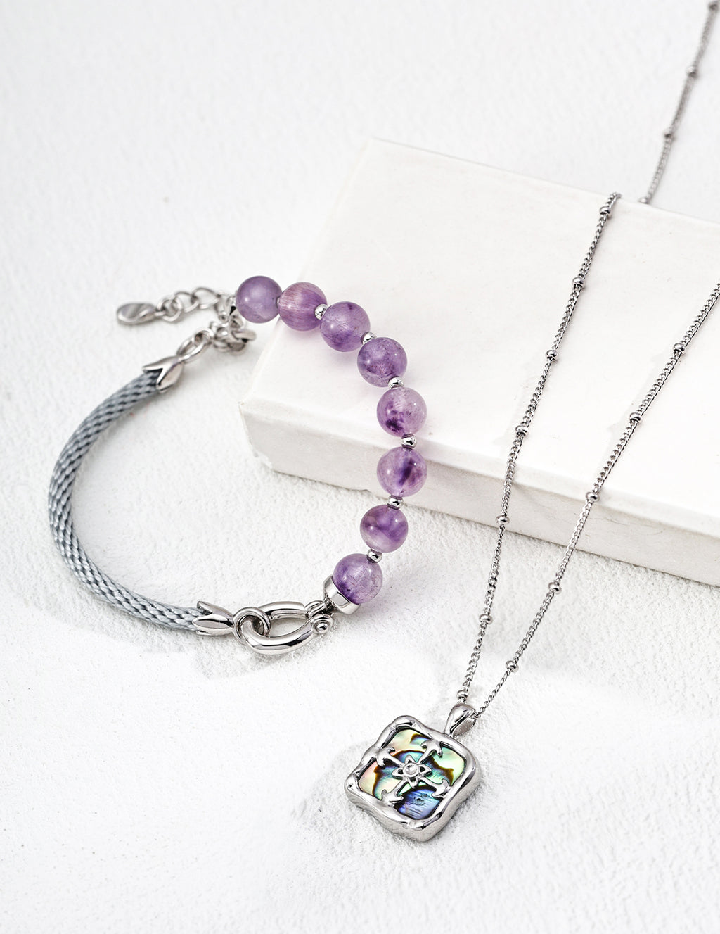 SENLORE Vintage Iridescent Shell Necklace – Front View