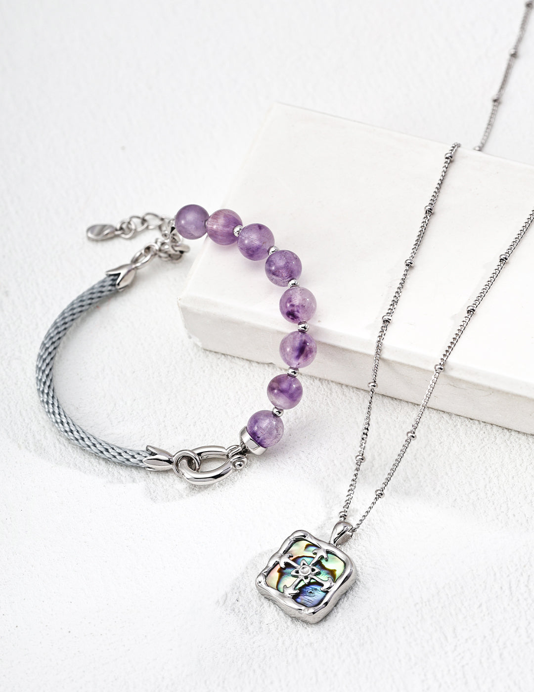 SENLORE Vintage Iridescent Shell Necklace – Front View