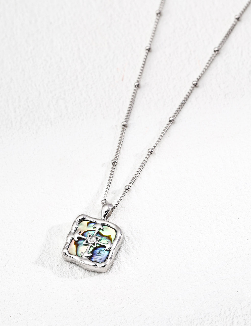 SENLORE Vintage Iridescent Shell Necklace – Side View