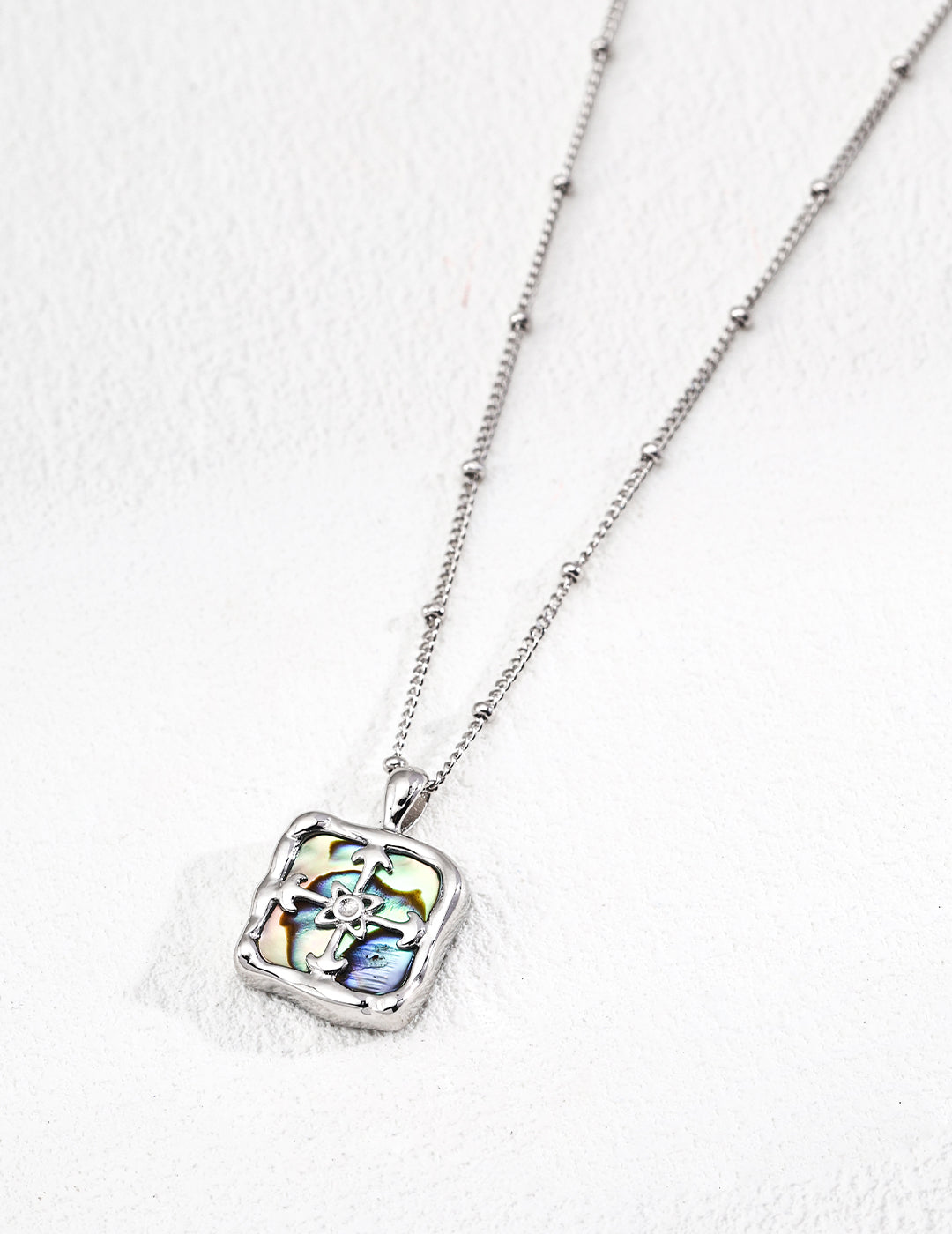 SENLORE Vintage Iridescent Shell Necklace – Side View