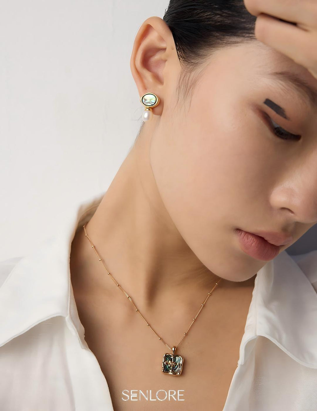 SENLORE Vintage Iridescent Shell Necklace – Lifestyle Shot