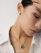 SENLORE Vintage Iridescent Shell Necklace – Lifestyle Shot