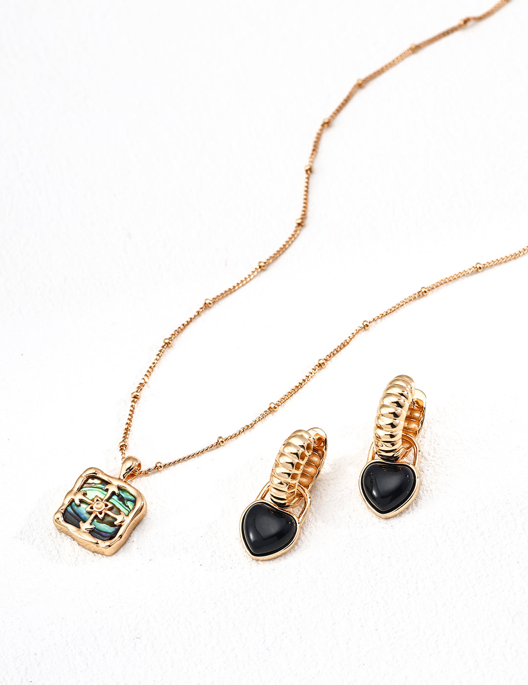 SENLORE Vintage Iridescent Shell Necklace – Lifestyle Shot
