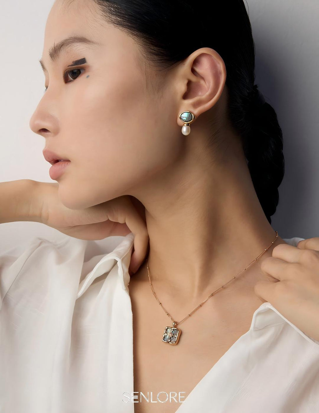 SENLORE Vintage Iridescent Shell Necklace – Lifestyle Shot