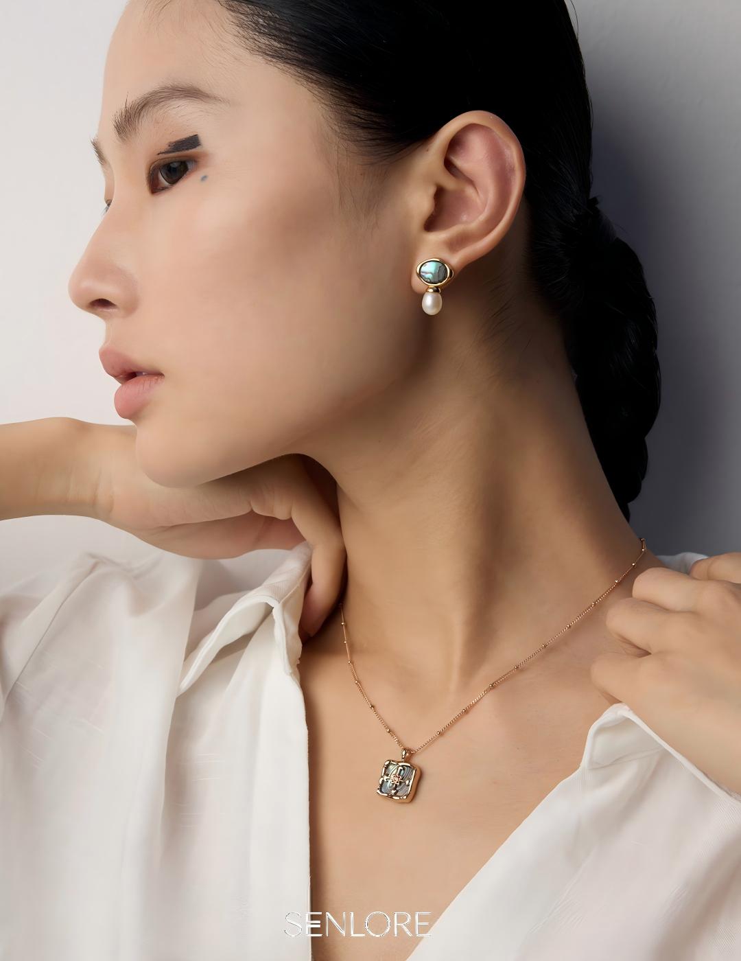 SENLORE Vintage Iridescent Shell Necklace – Lifestyle Shot