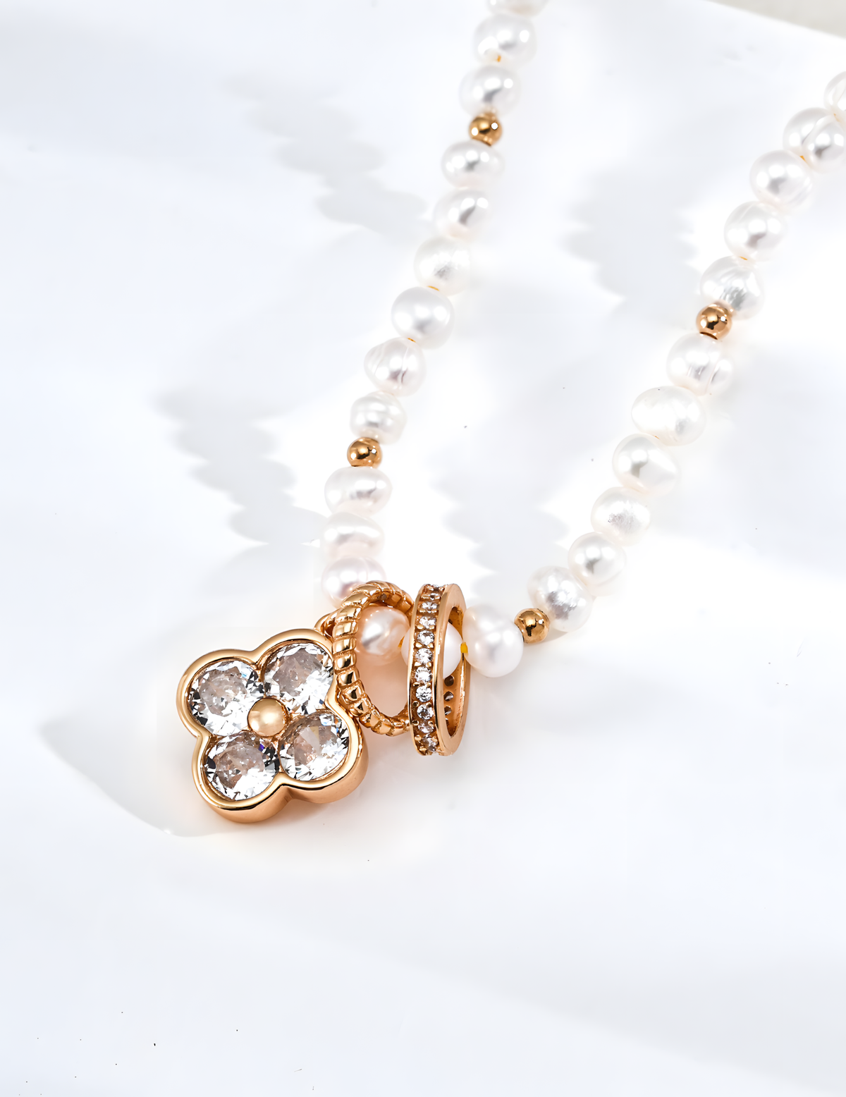 SENLORE Four-leaf Clover Pearl Necklace – Detail Close-up