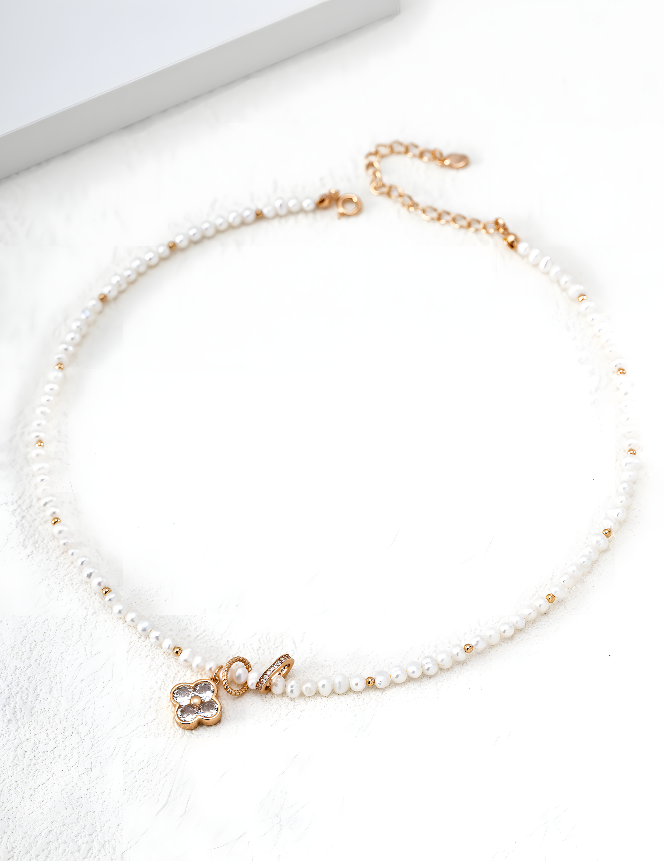 SENLORE Four-leaf Clover Pearl Necklace – Side View