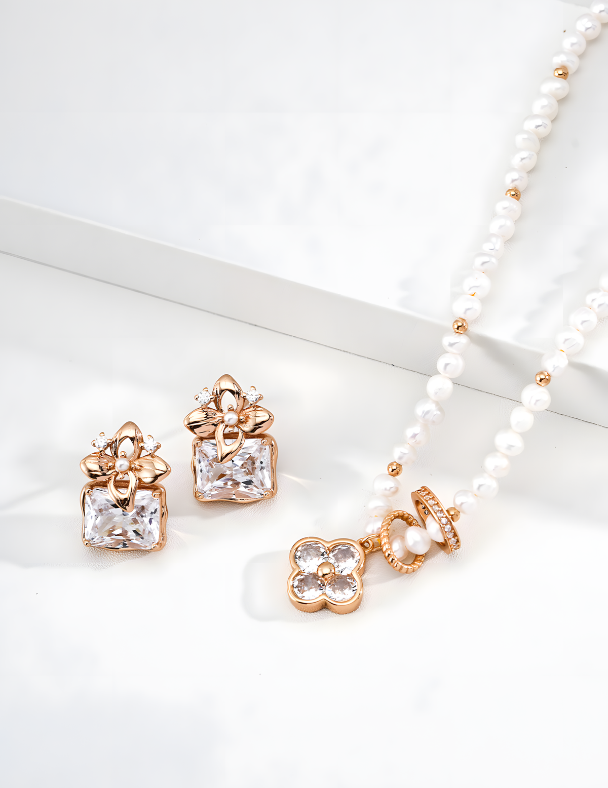 SENLORE Four-leaf Clover Pearl Necklace – Lifestyle Shot
