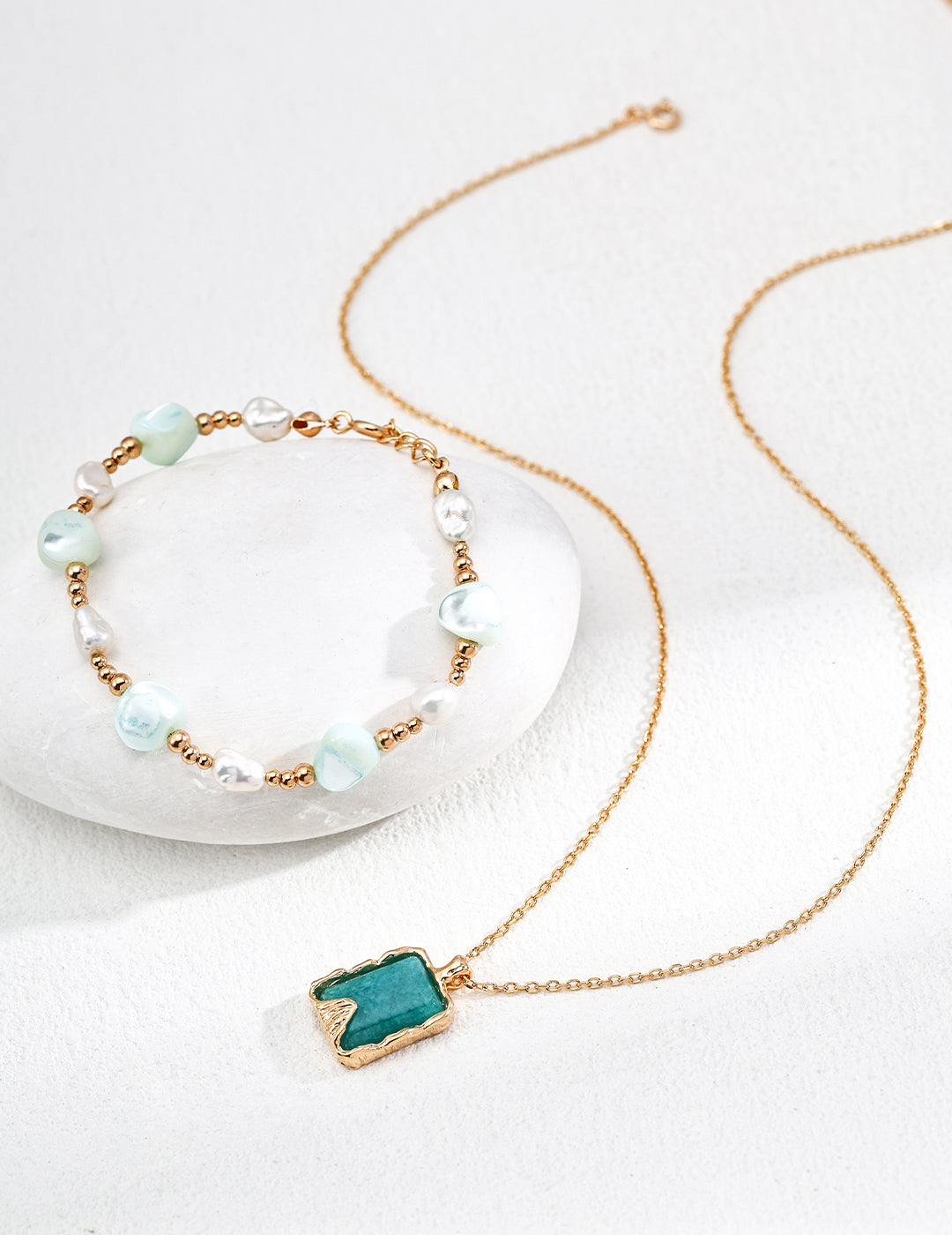 SENLORE Blue Dream Necklace – Lifestyle Shot