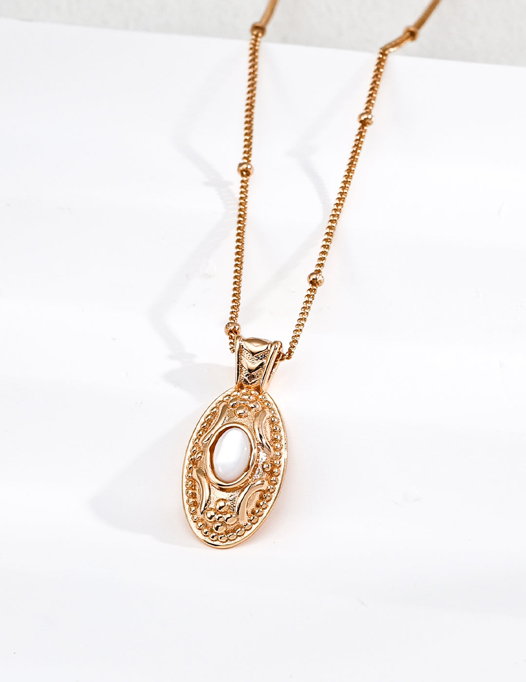 SENLORE Vintage Mother-of-Pearl Necklace – Detail Close-up