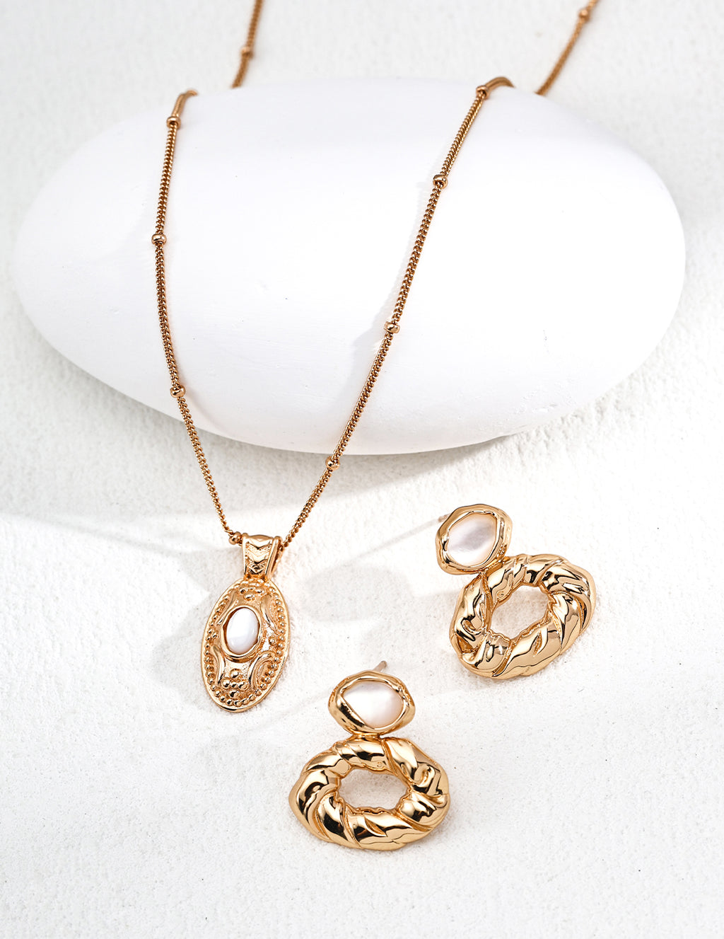 SENLORE Vintage Mother-of-Pearl Necklace – Lifestyle Shot