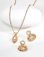 SENLORE Vintage Mother-of-Pearl Necklace – Lifestyle Shot