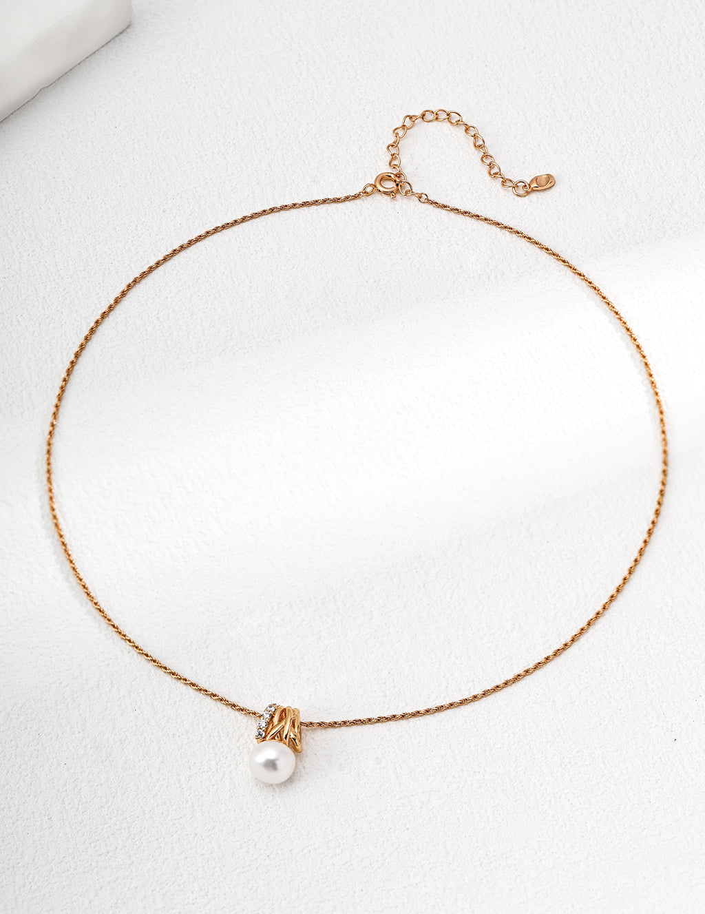 SENLORE Vintage Pearl Zircon Necklace – Detail Close-up