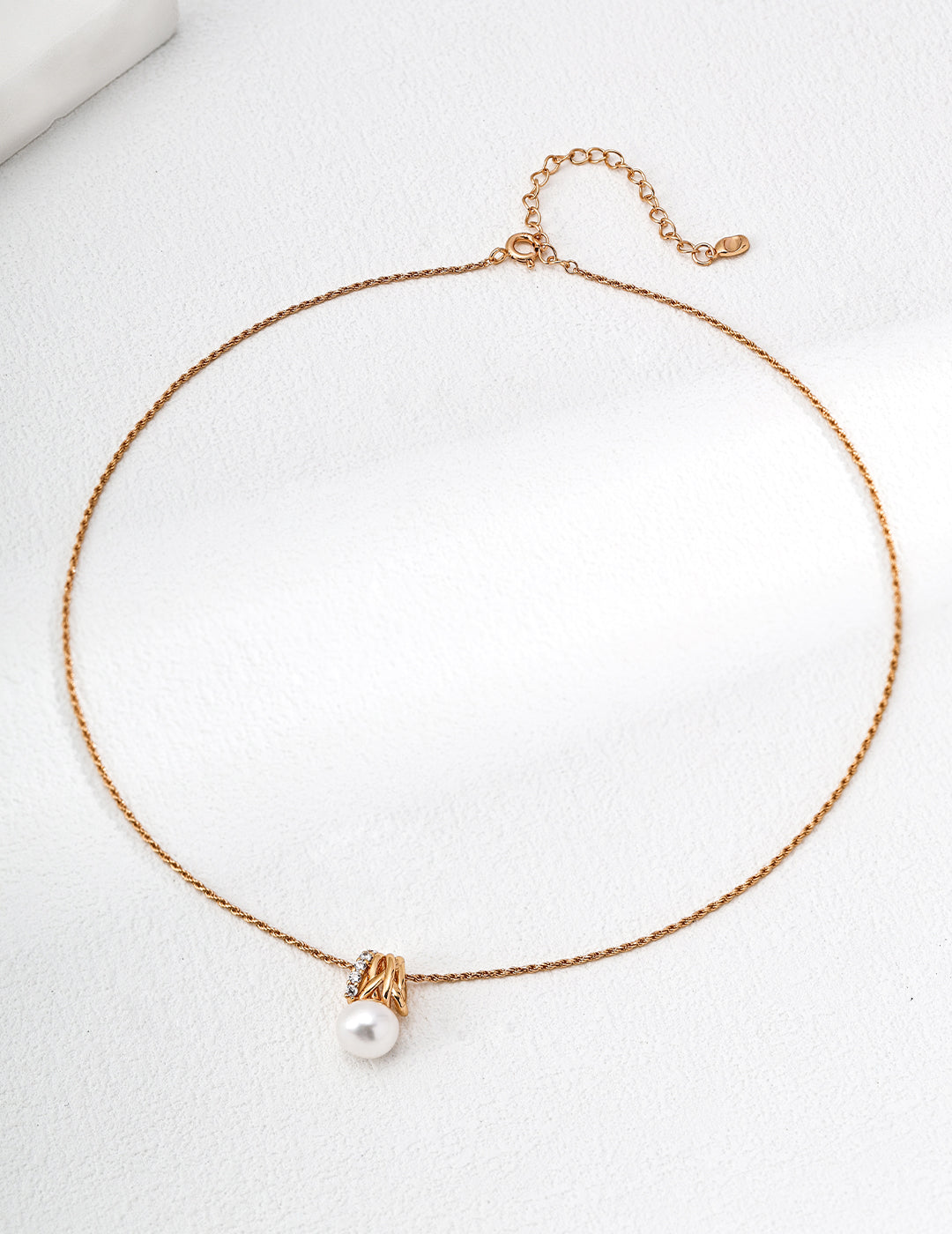 SENLORE Vintage Pearl Zircon Necklace – Detail Close-up