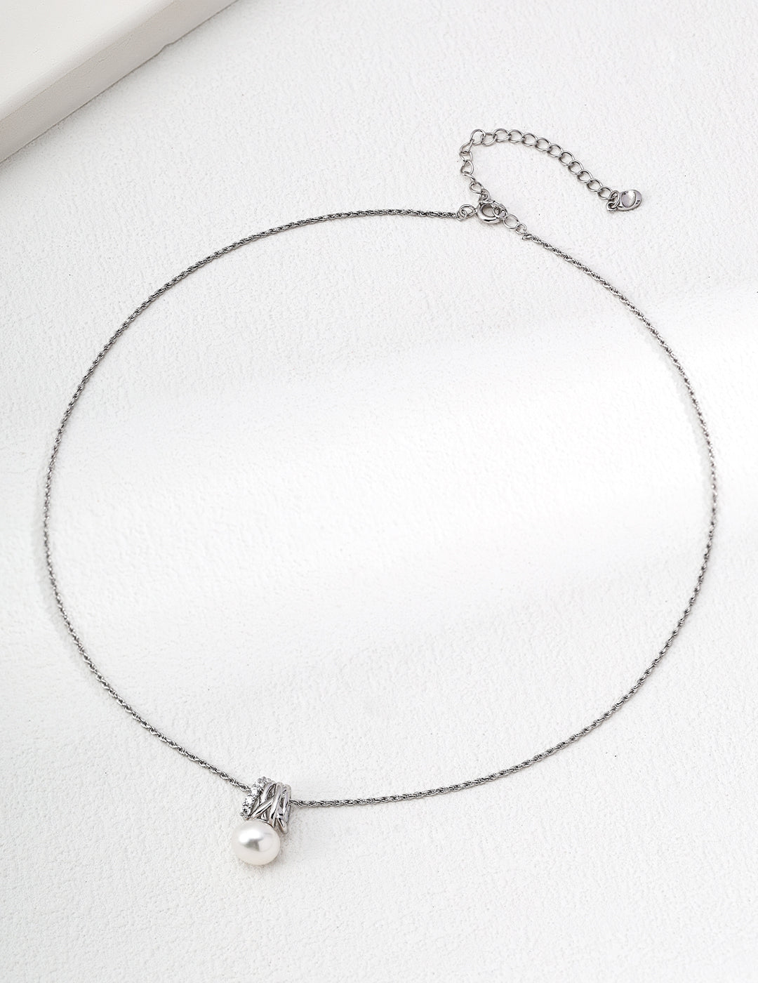 SENLORE Vintage Pearl Zircon Necklace – Side View