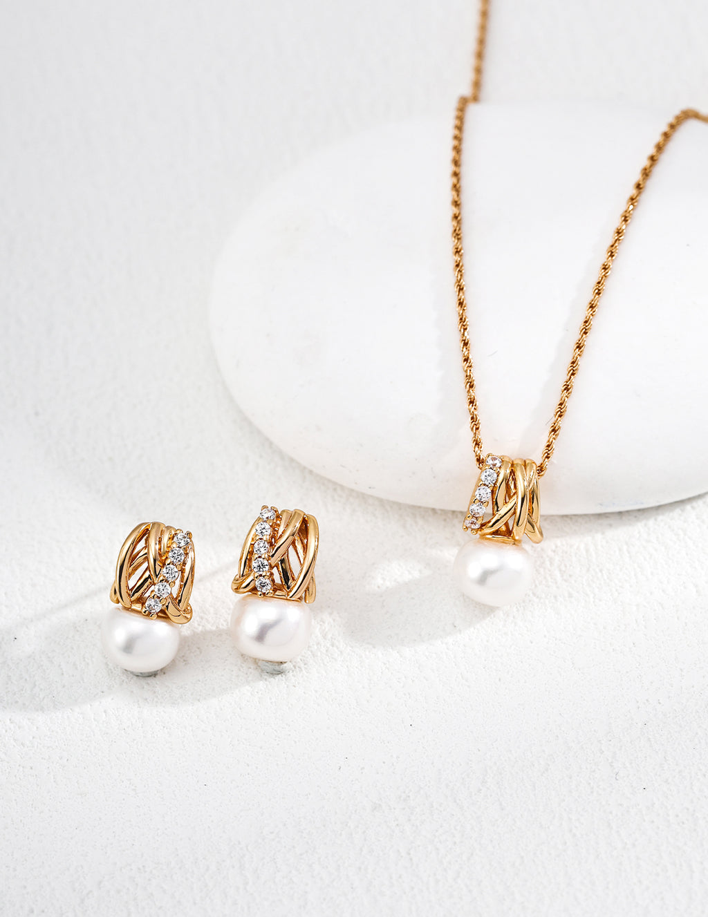 SENLORE Vintage Pearl Zircon Necklace – Lifestyle Shot