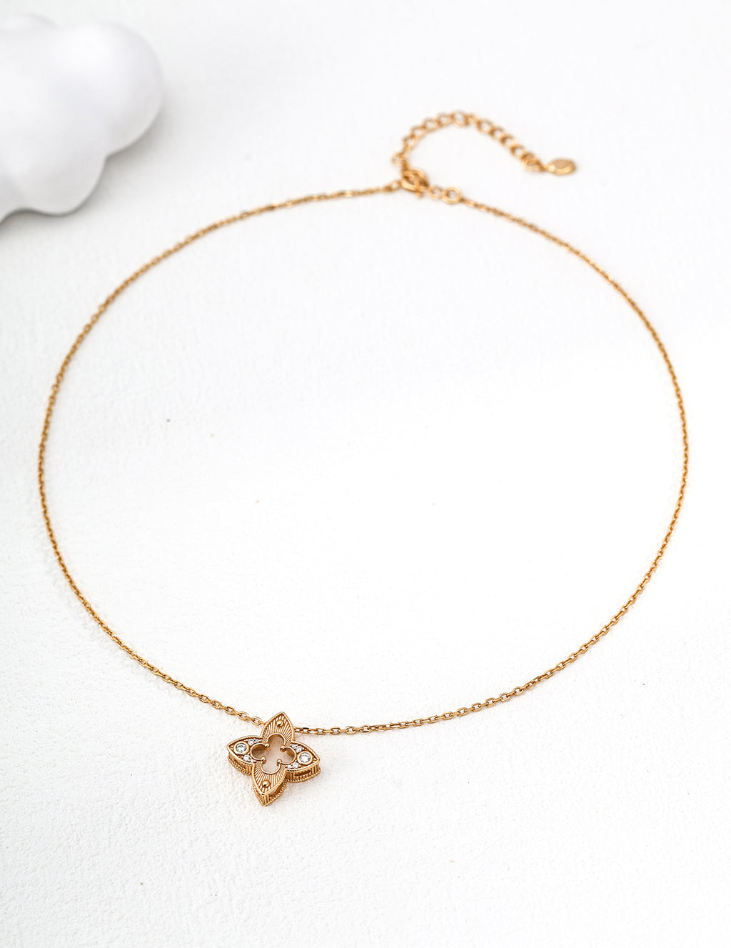 SENLORE Classic Four-Leaf Clover Necklace – Detail Close-up