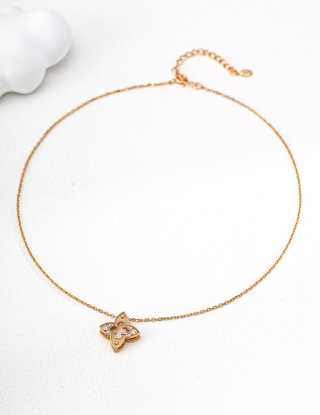 SENLORE Classic Four-Leaf Clover Necklace – Detail Close-up