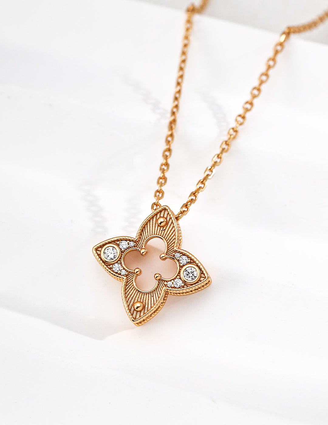 SENLORE Classic Four-Leaf Clover Necklace – Side View