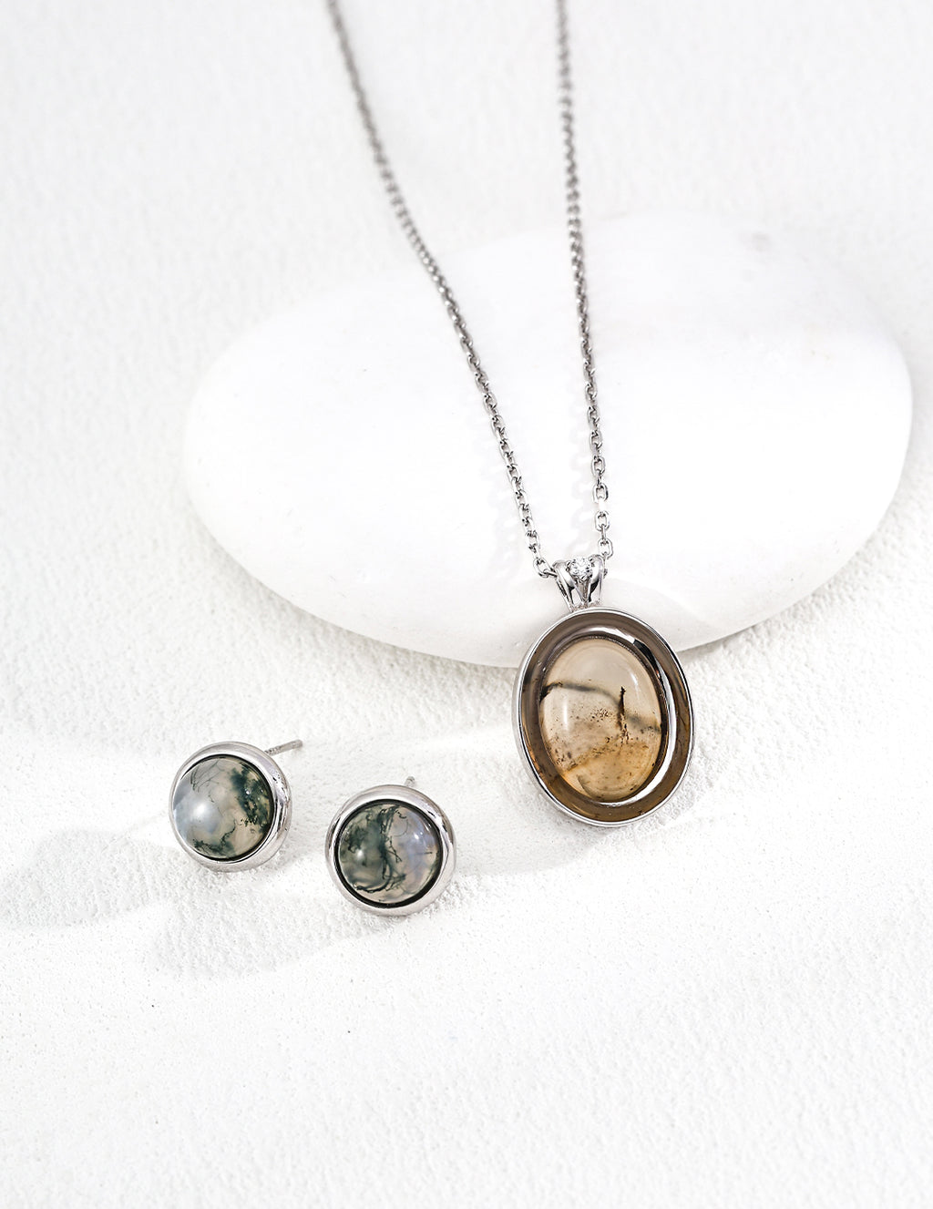 SENLORE Minimalist Oval Necklace – Front View