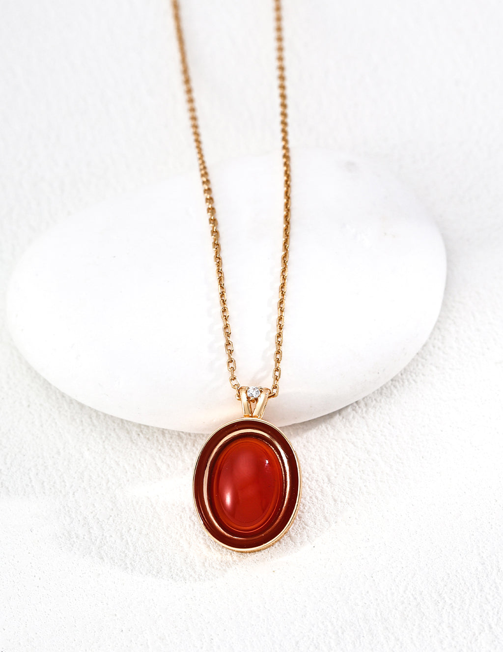 SENLORE Minimalist Oval Necklace – Detail Close-up